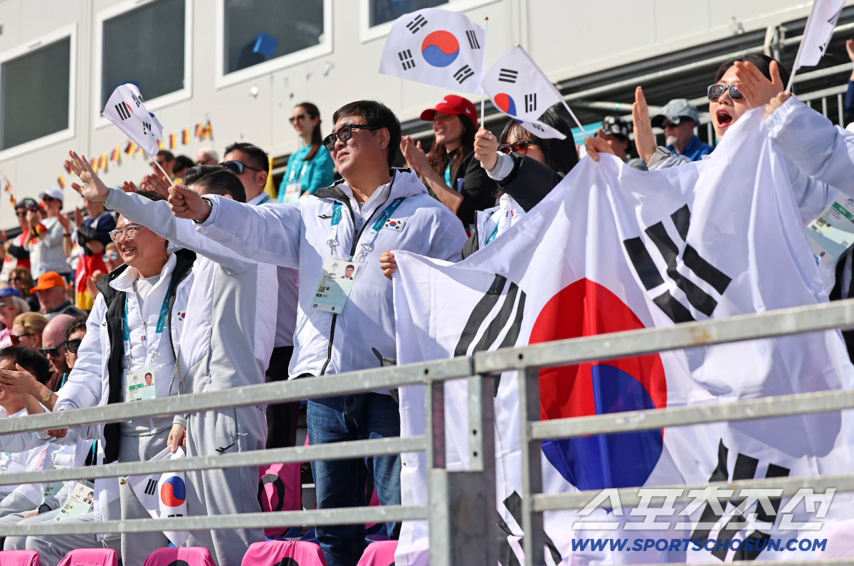 "한번 보면 반한다!" '미소천사'김윤지의 찐팬! 최휘영 문체부 장관, …