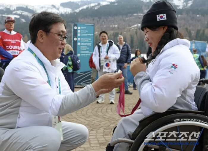 "한번 보면 반한다!" '미소천사'김윤지의 찐팬! 최휘영 문체부 장관, …