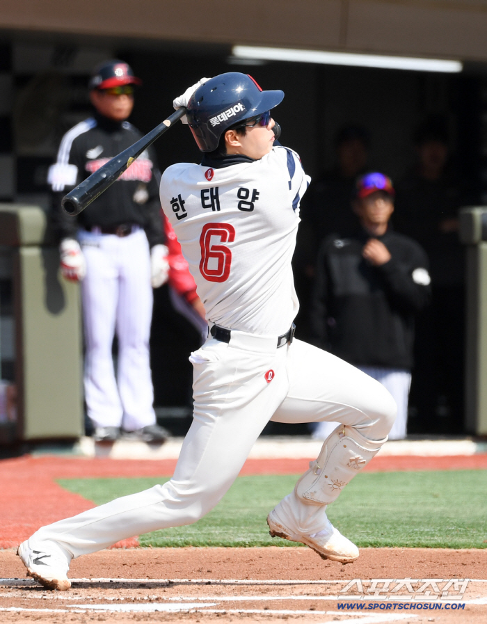 "어려운 상황에서 잘 던졌다" 시범경기 무패행진! 김태형 감독의 시선은 어디로 향했나 [부산승장]