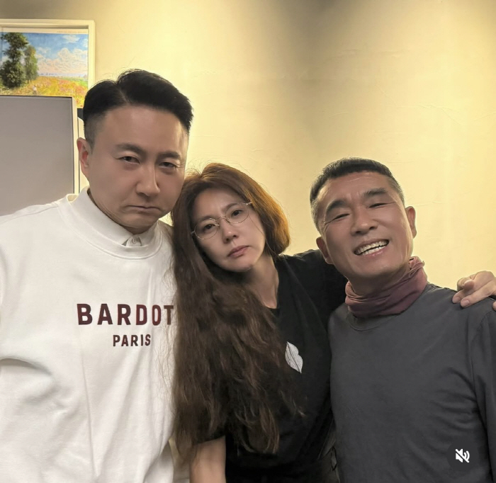 김건모, 잘 지내고 있네..확 달라진 외모→커플 속옷 인증까지