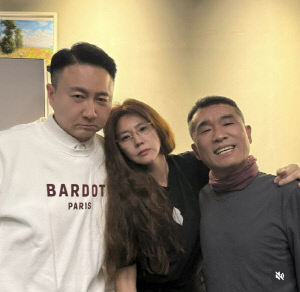 김건모, 잘 지내고 있네..확 달라진 외모→커플 속옷 인증까지