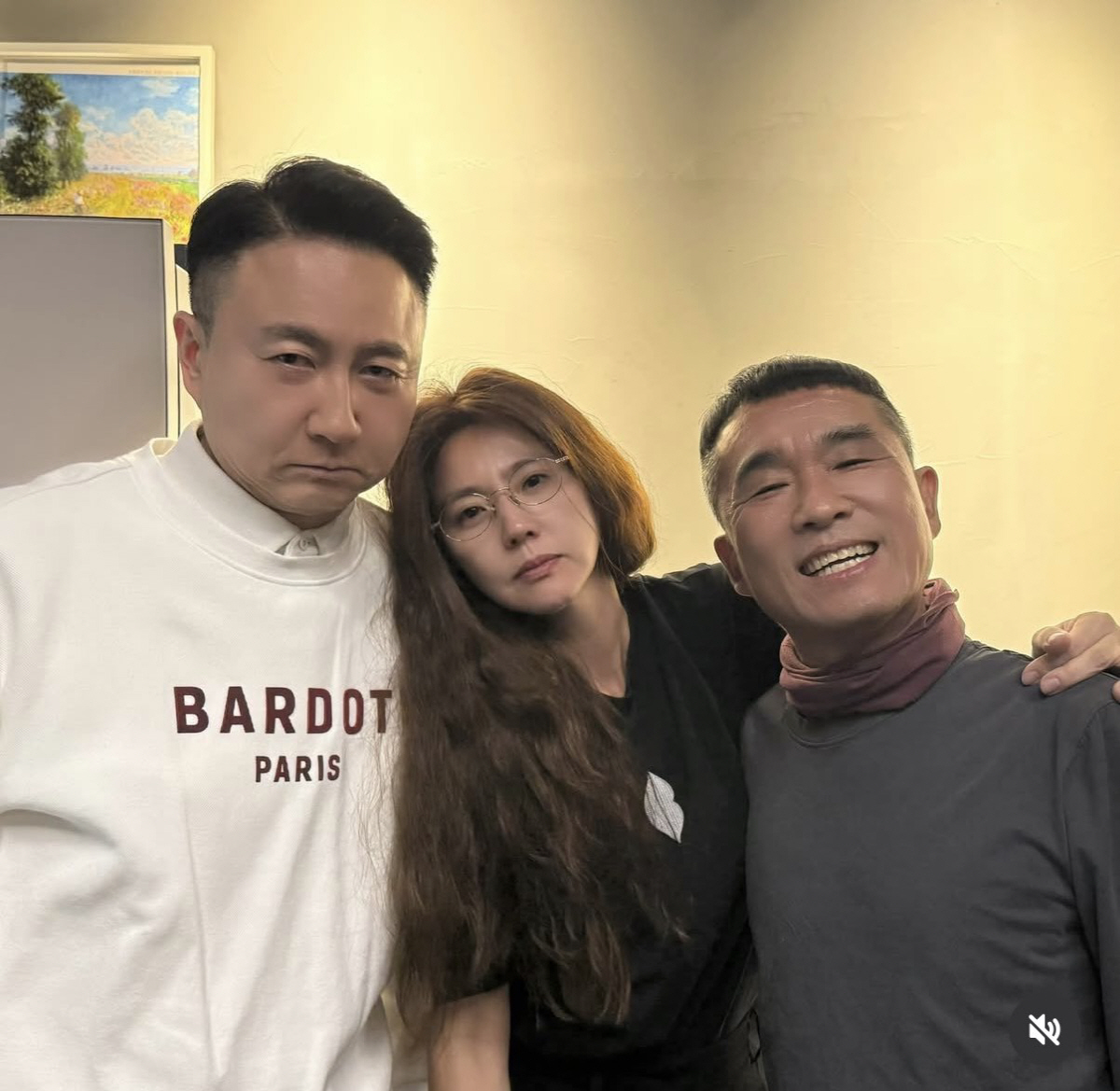 김건모, 잘 지내고 있네..확 달라진 외모→커플 속옷 인증까지