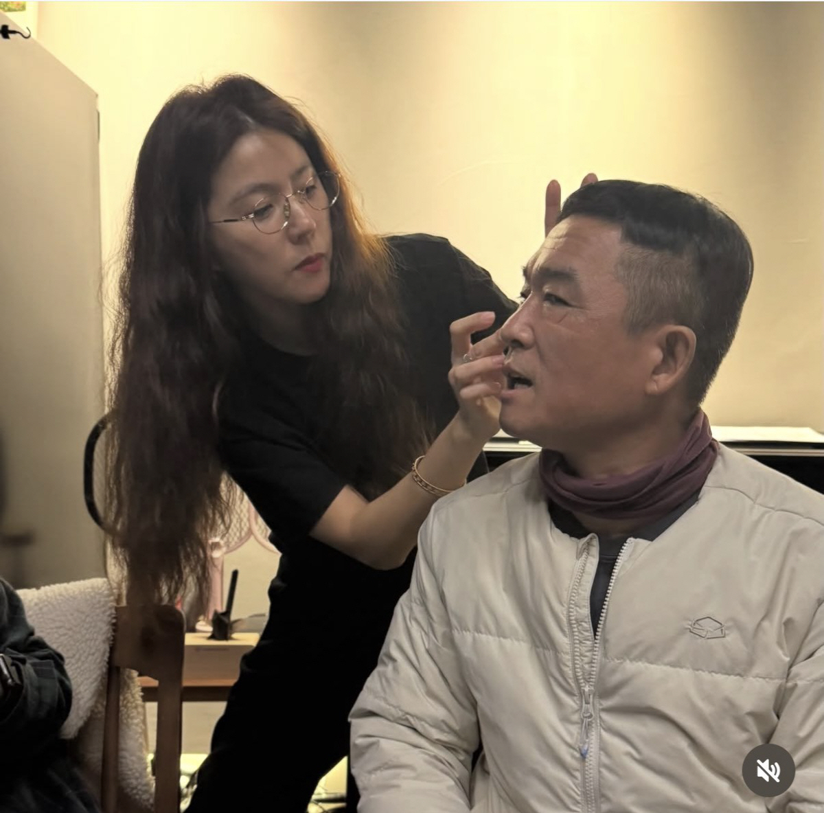 김건모, 잘 지내고 있네..확 달라진 외모→커플 속옷 인증까지