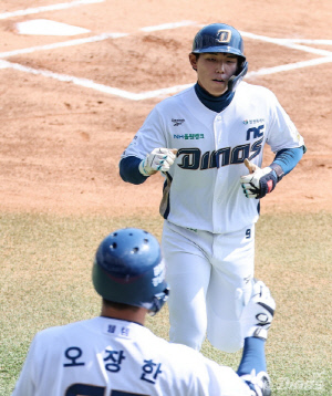신인이 계약금에 옵션을 넣었다고? 그럴만 했네...대물이 나타났다, 1회 선두타자 초구 홈런을 치다니