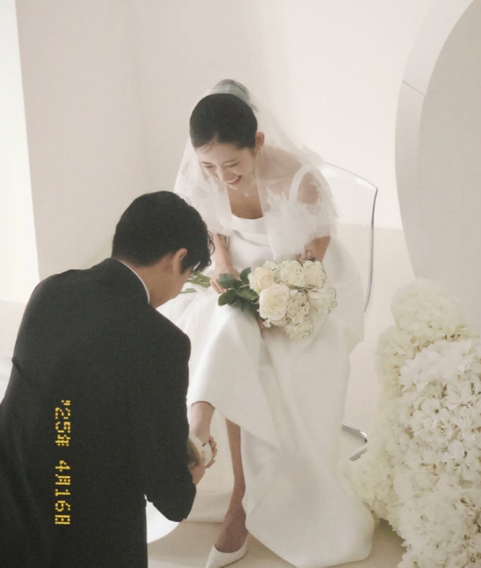 '故 최진실 딸' 최준희, 청첩장 공개됐다...'5월의 신부' 아름다운 …