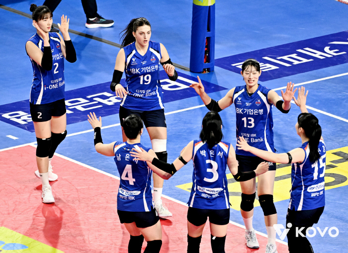실바 7득점 실화? 봄배구 경쟁 끝까지 간다…'빅토리아+육서영+최정민 폭발' IBK기업은행, GS칼텍스 셧아웃 승리