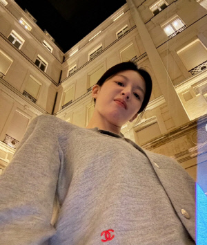 고윤정, 밑에서 찍어도 살아남는 미모...각도 무시한 '완벽 비주얼'