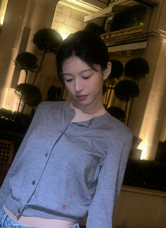 고윤정, 밑에서 찍어도 살아남는 미모...각도 무시한 '완벽 비주얼'