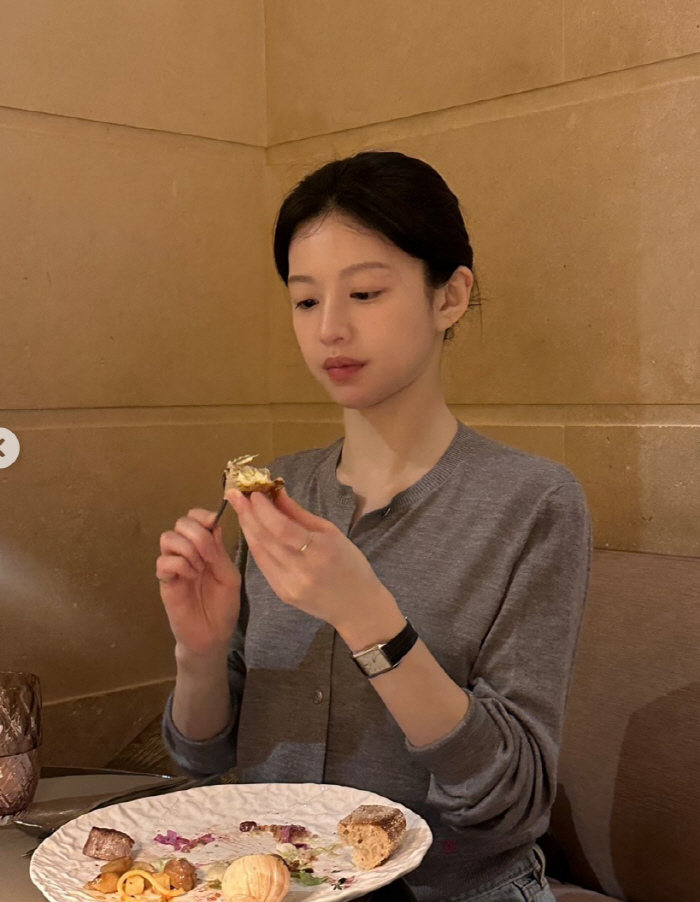 고윤정, 밑에서 찍어도 살아남는 미모...각도 무시한 '완벽 비주얼'