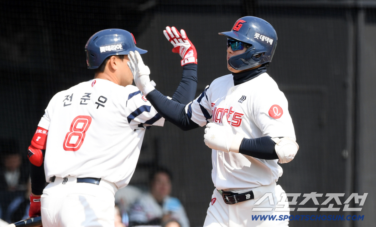 '사직에 진짜 태양 떴다!'...롯데 한태양, 디펜딩 챔피언 LG 임찬규…