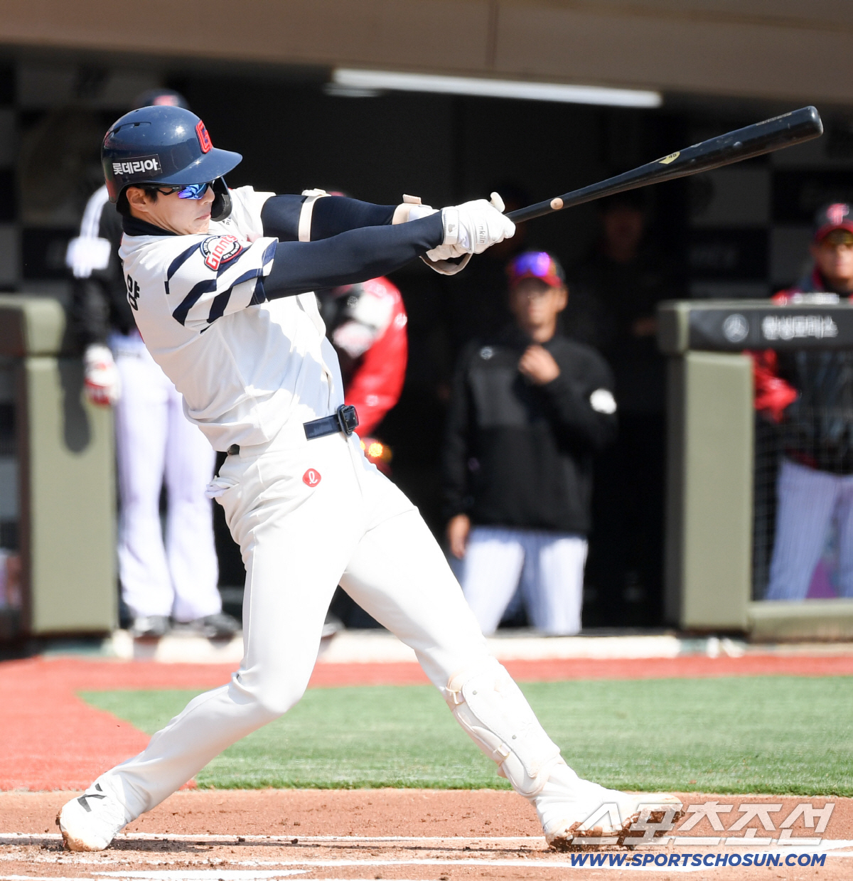 '사직에 진짜 태양 떴다!'...롯데 한태양, 디펜딩 챔피언 LG 임찬규…