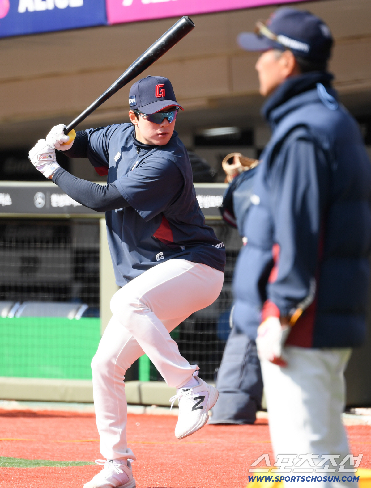 '사직에 진짜 태양 떴다!'...롯데 한태양, 디펜딩 챔피언 LG 임찬규…