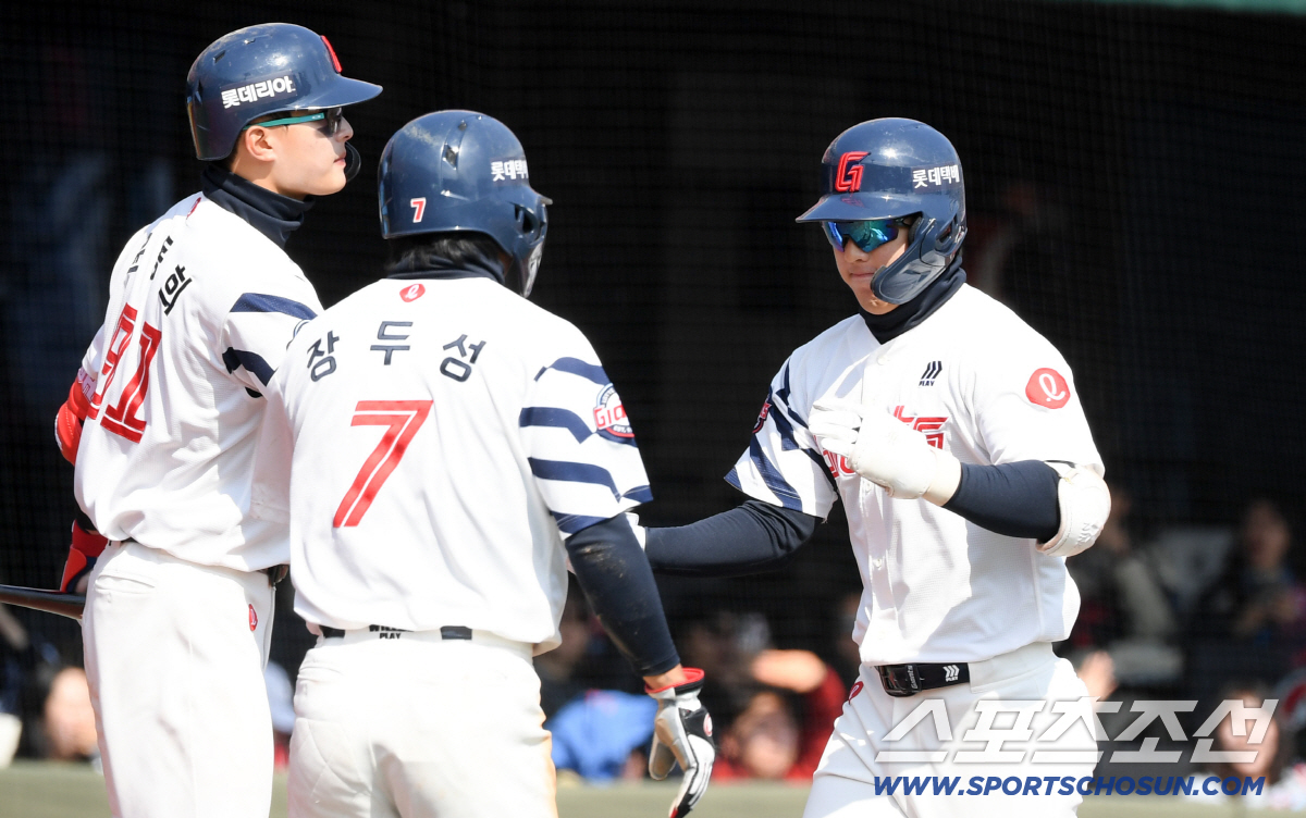 '사직에 진짜 태양 떴다!'...롯데 한태양, 디펜딩 챔피언 LG 임찬규…