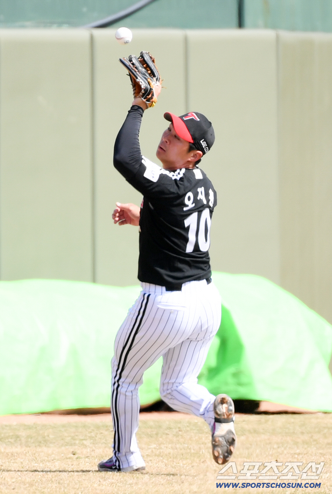 '아웃인 줄 알았는데...' 오지환 글러브 맞고 튀어나온 공, 머쓱한 유…