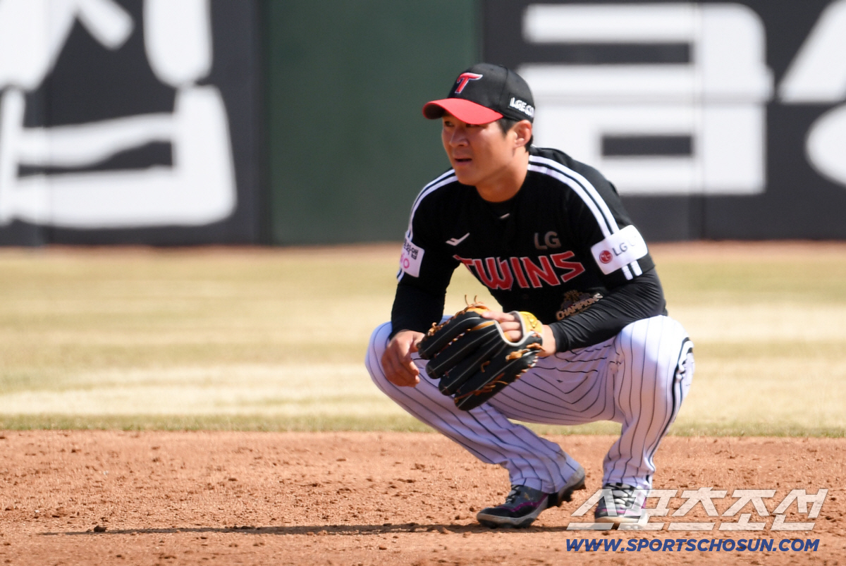 '아웃인 줄 알았는데...' 오지환 글러브 맞고 튀어나온 공, 머쓱한 유…