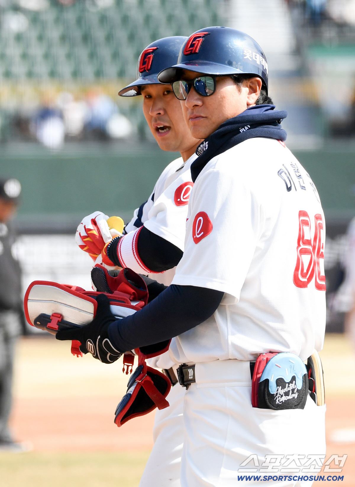 '아웃인 줄 알았는데...' 오지환 글러브 맞고 튀어나온 공, 머쓱한 유…