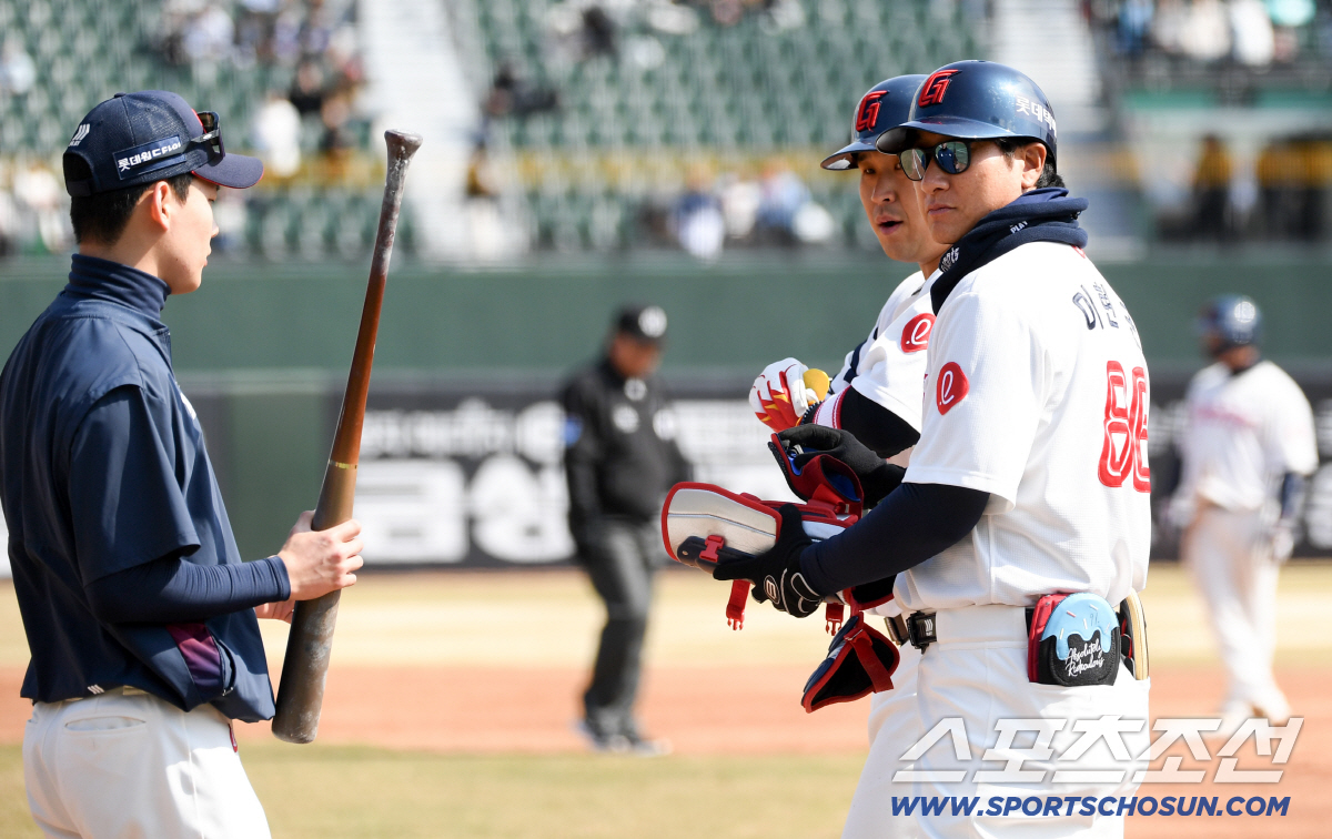 '아웃인 줄 알았는데...' 오지환 글러브 맞고 튀어나온 공, 머쓱한 유…