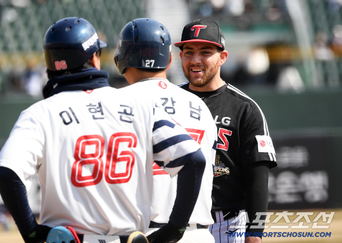 '아웃인 줄 알았는데...' 오지환 글러브 맞고 튀어나온 공, 머쓱한 유…