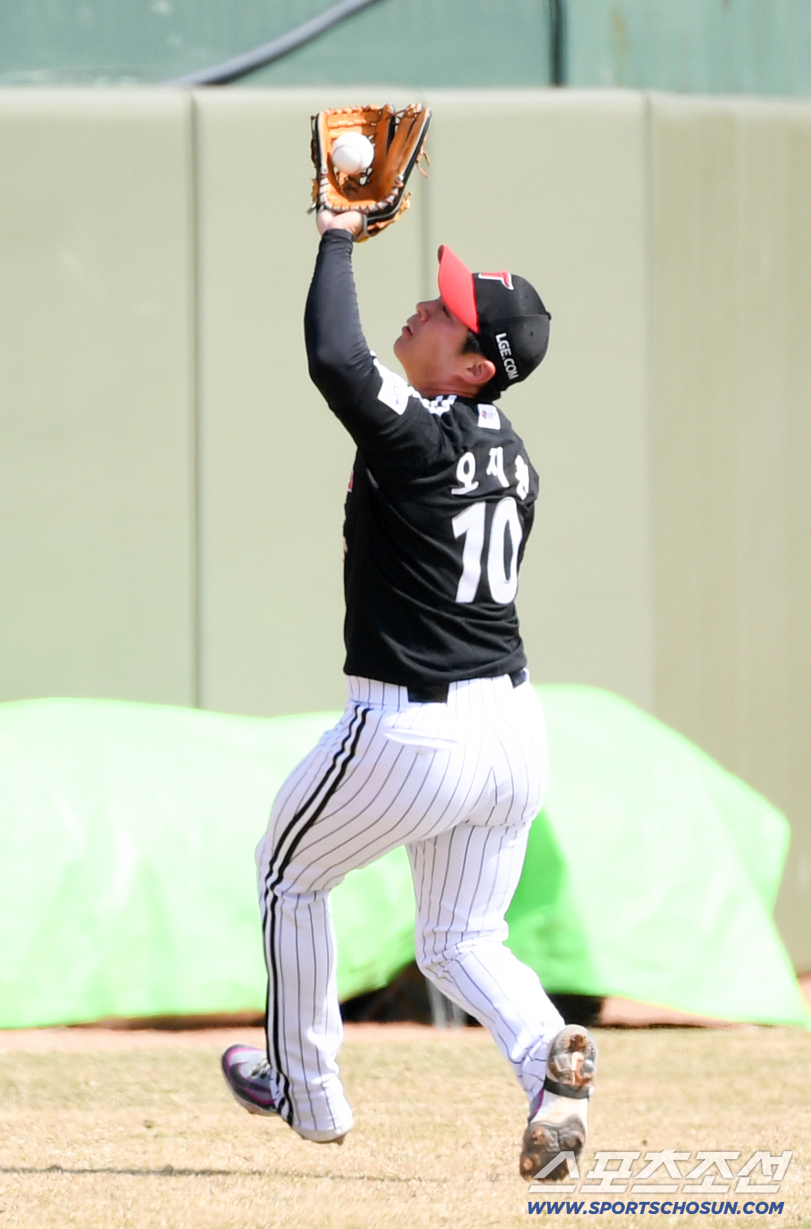 '아웃인 줄 알았는데...' 오지환 글러브 맞고 튀어나온 공, 머쓱한 유…