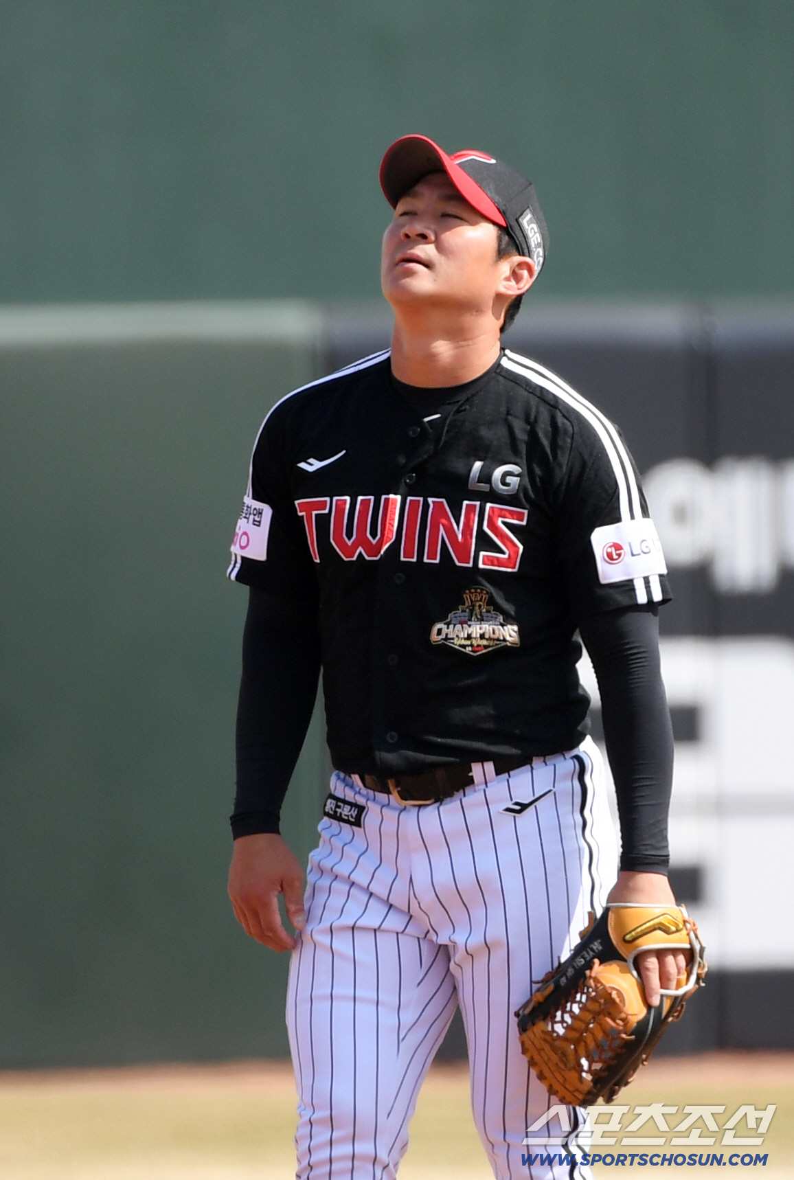 '아웃인 줄 알았는데...' 오지환 글러브 맞고 튀어나온 공, 머쓱한 유…