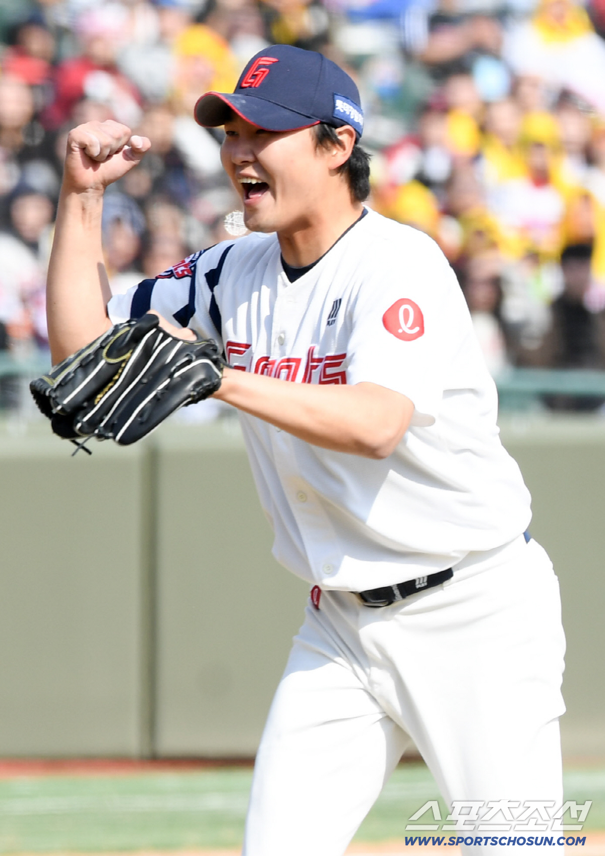 '여기서 병살?' 롯데 믿을맨 정철원, 1사 만루 위기 지우고 주먹 불끈…