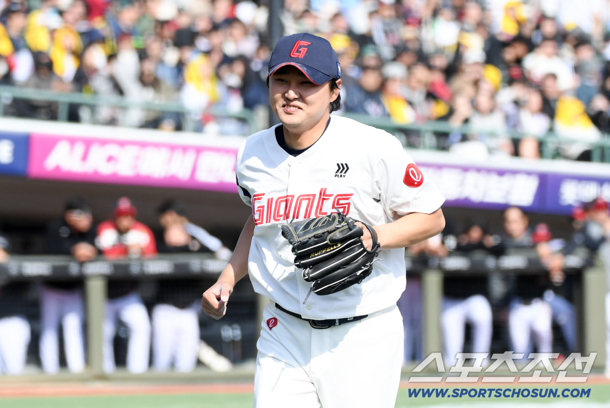 '여기서 병살?' 롯데 믿을맨 정철원, 1사 만루 위기 지우고 주먹 불끈…