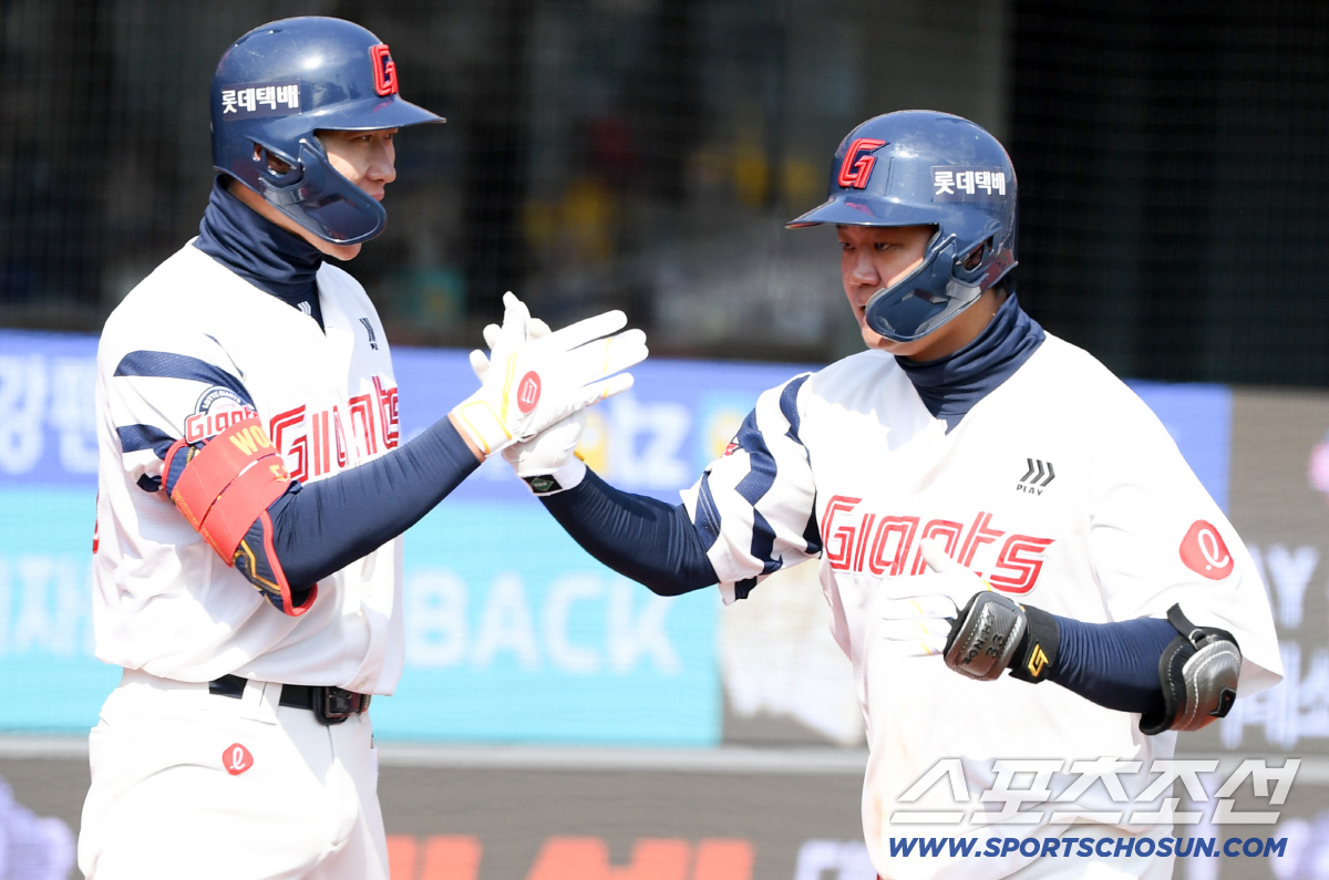 '여기서 병살?' 롯데 믿을맨 정철원, 1사 만루 위기 지우고 주먹 불끈…