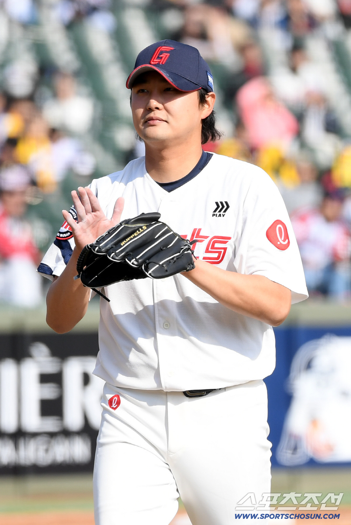 '여기서 병살?' 롯데 믿을맨 정철원, 1사 만루 위기 지우고 주먹 불끈…