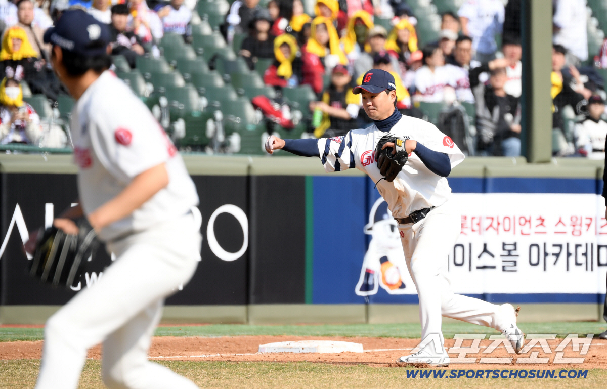 '여기서 병살?' 롯데 믿을맨 정철원, 1사 만루 위기 지우고 주먹 불끈…