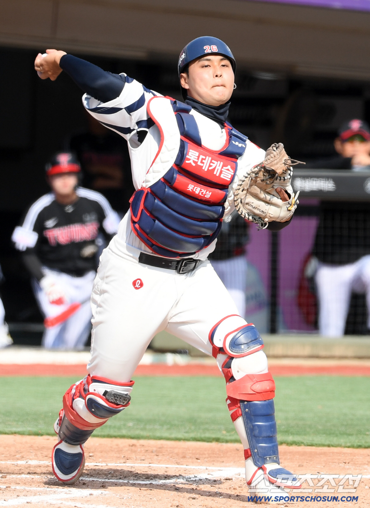 '여기서 병살?' 롯데 믿을맨 정철원, 1사 만루 위기 지우고 주먹 불끈…