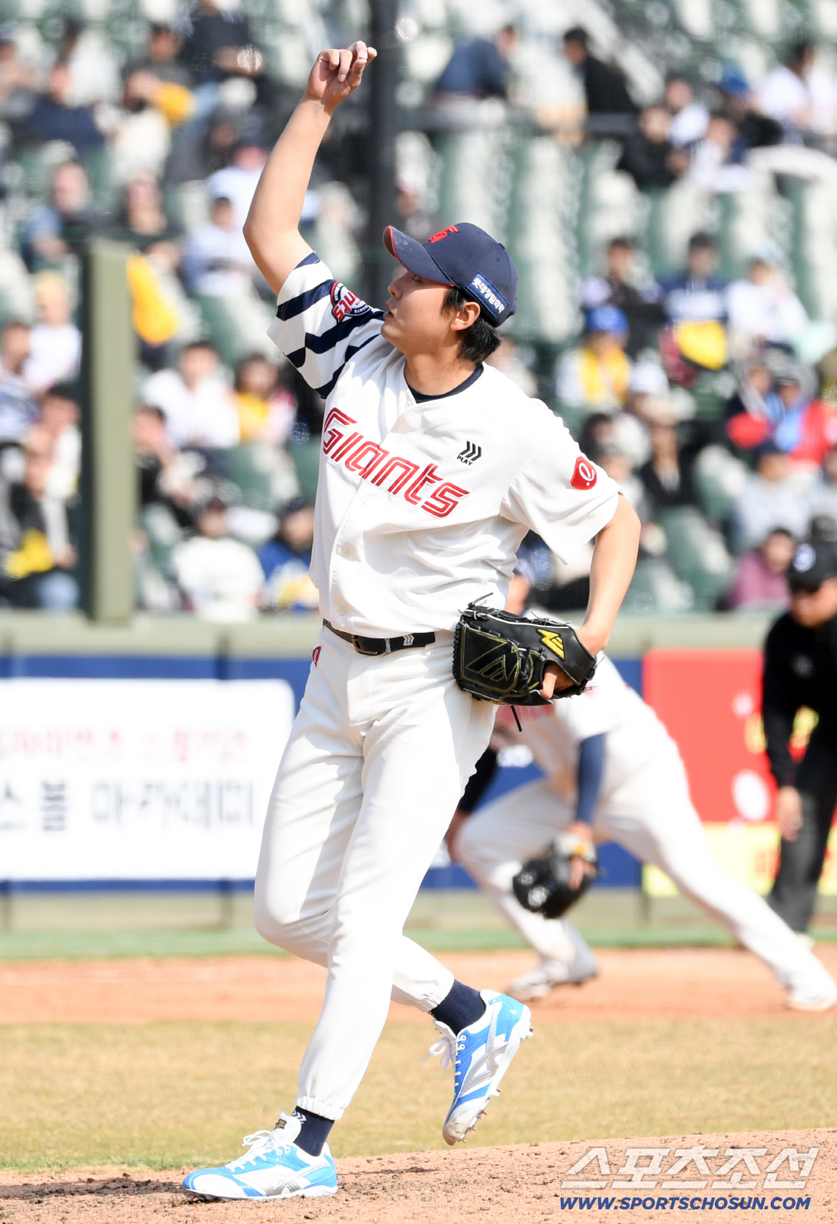 '여기서 병살?' 롯데 믿을맨 정철원, 1사 만루 위기 지우고 주먹 불끈…