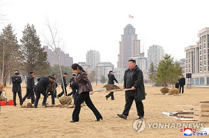 '흙 나르는 부녀'…주애 앞서고 김정은 받치며 北식수행사