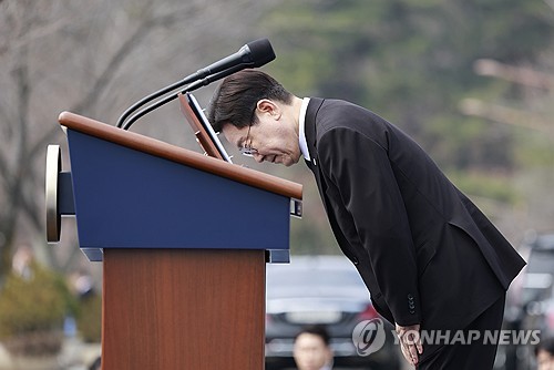 李대통령, 3·15 유족에 정부 첫 공식사과…참석자 눈물(