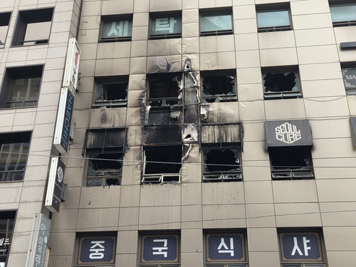 '벌집구조' 소공동 캡슐호텔 합동감식…50대 日여성 의식불명