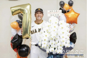 상대 투수는 6구 연속 직구만 던지고, 상대팀 감독은 타구 방향 지시, 인성 좋은 레전드 은퇴경기 빛나게 한 특급 예우[민창기의 일본야구]