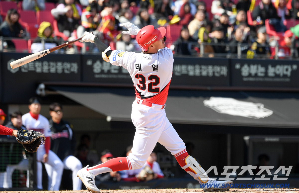 KIA에 80억 FA 유격수 공백은 없다...이범호 감독 벌써 대만족 "…