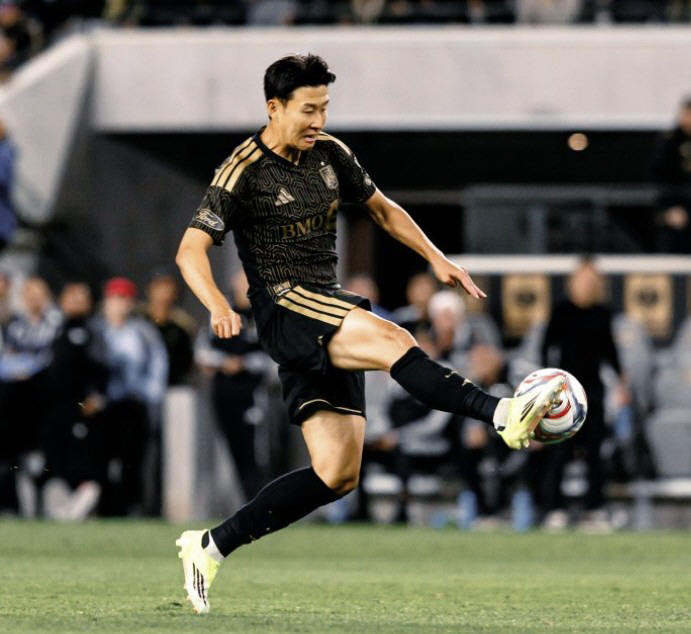 '6경기 연속 침묵' 손흥민, 장점 죽어버린 2선 기용→교체 OUT 후 …