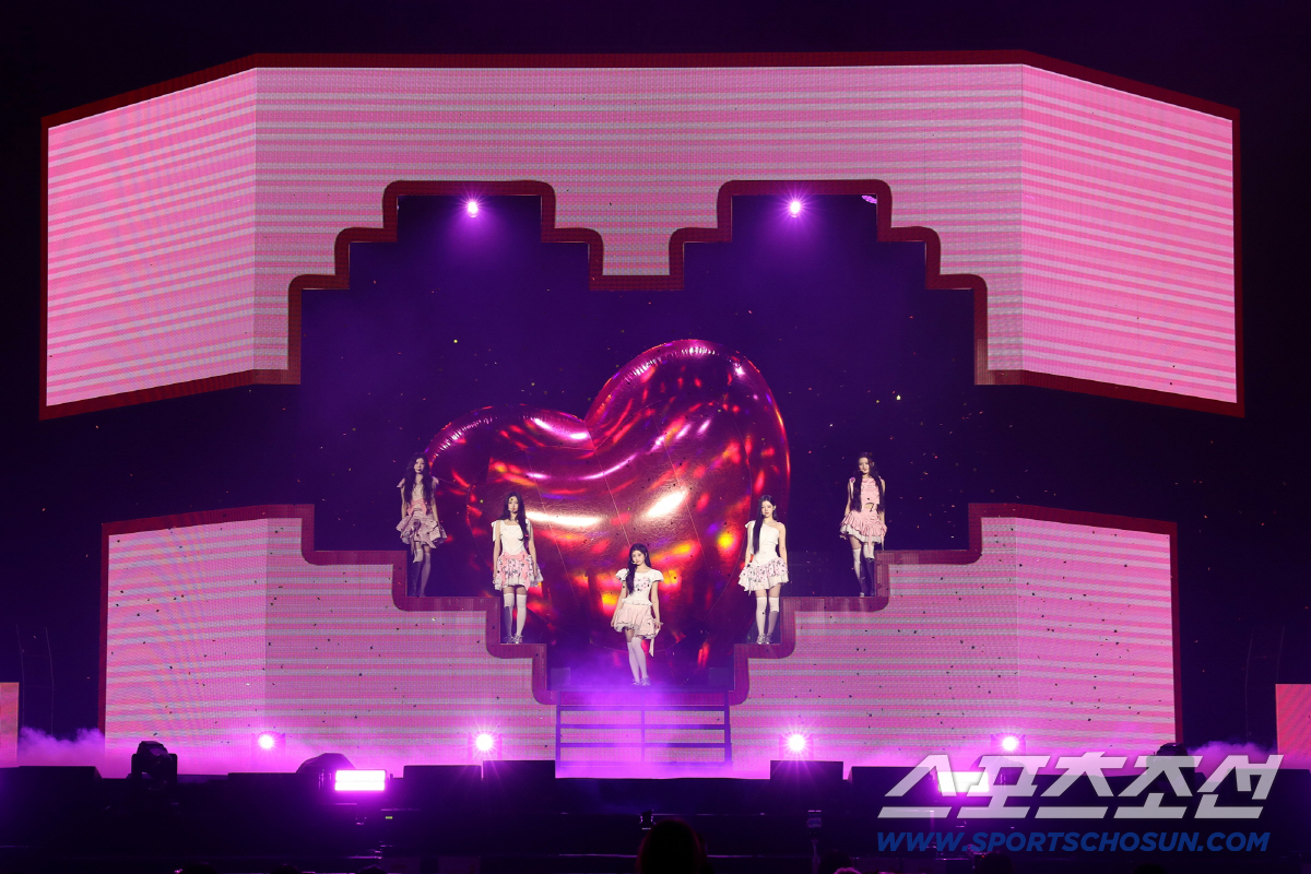 더 단단해진 소녀들의 '자력쇼'가 시작됐다!!! 데뷔 2주년 아일릿의 첫…