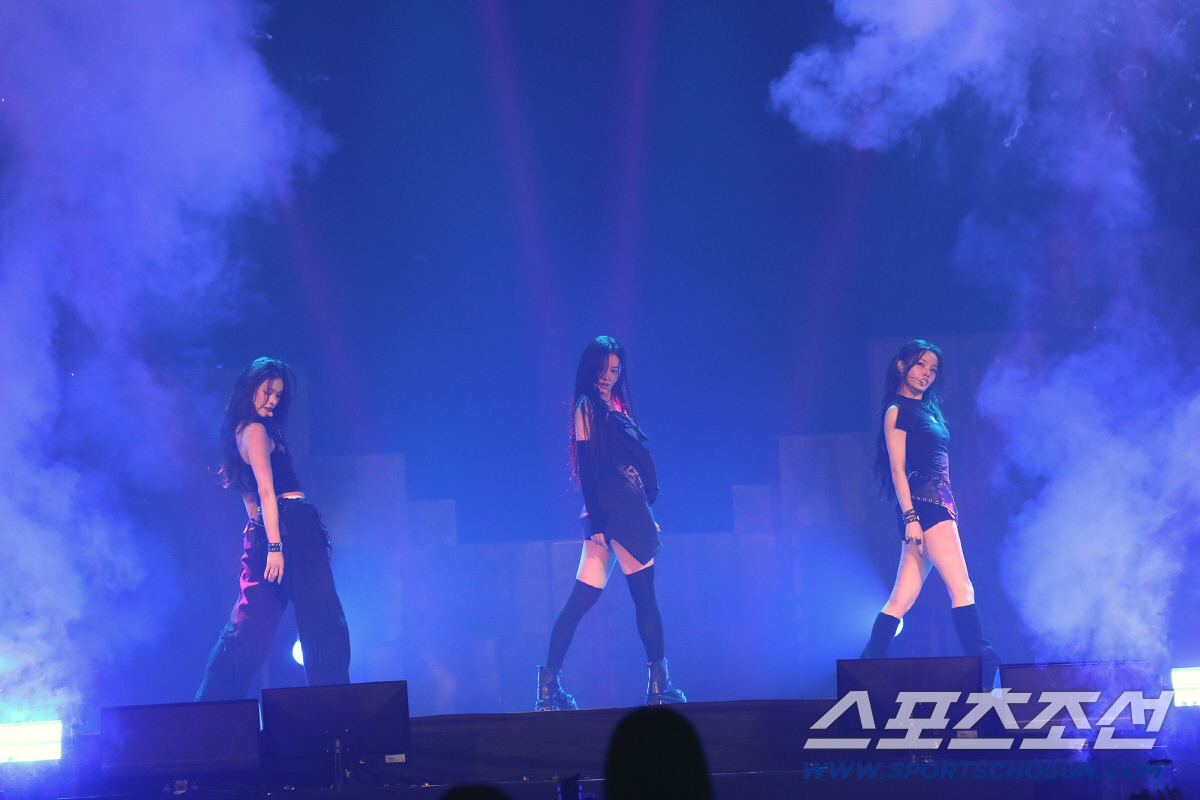 더 단단해진 소녀들의 '자력쇼'가 시작됐다!!! 데뷔 2주년 아일릿의 첫…