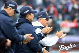 문동주&엄상백 6이닝 무실점 합작→'주전 빼고' 8-0 완승…