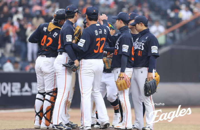 문동주&엄상백 6이닝 무실점 합작→'주전 빼고' 8-0 완승…"모두 잘해…