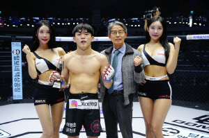 원주 정병원 정우문 원장, 승리한 이준호에게 트로피 시상[로드FC]