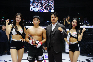 로드FC 서덕호 대표, 승리한 장재욱에게 트로피 시상[로드FC]