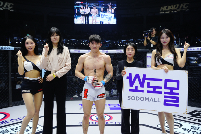 소도몰 김수지, 전예정 과장, 승리한 차민혁에게 트로피 시상[로드FC]