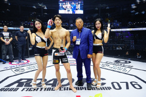 강원도MMA총협회 김종대 회장, 승리한 김지경에게 트로피 시상[로드FC]