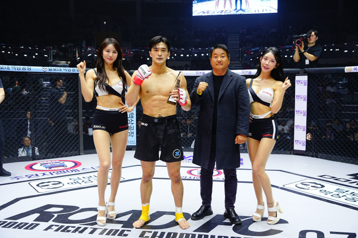 제주도MMA총협회 김종식 회장, 승리한 김산에게 트로피 시상[로드FC]
