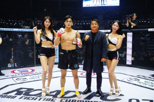 제주도MMA총협회 김종식 회장, 승리한 김산에게 트로피 시상[로드FC]