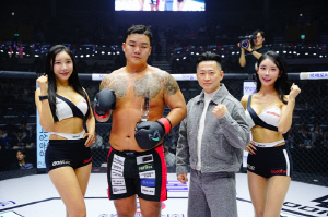 원주시MMA총협회 김태위 회장, 승리한 이호재에게 트로피 시상[로드FC]
