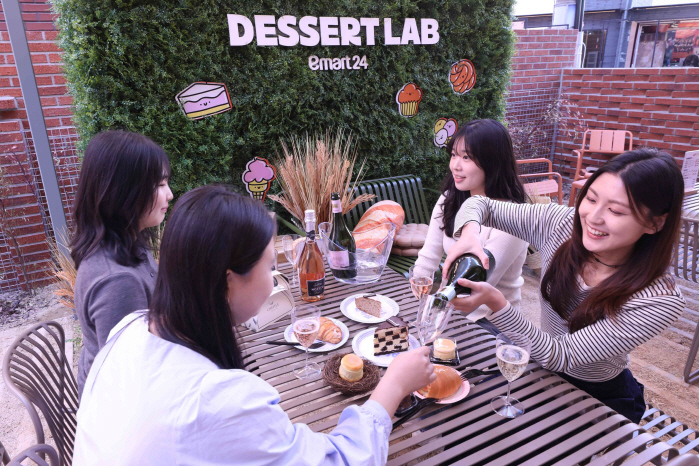 트렌디한 맛에 감성 포토존까지…이마트24, 디저트 특화매장 '디저트랩 서울숲점' 오픈