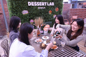 트렌디한 맛에 감성 포토존까지…이마트24, 디저트 특화매장 '디저트랩 서울숲점' 오픈